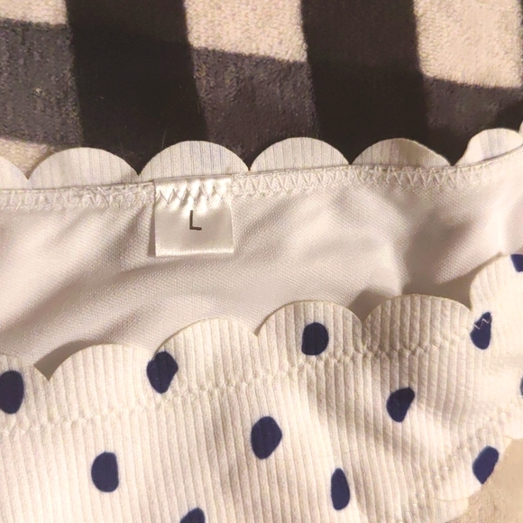 Scalloped edge adorable swim suit - Picture 3 of 6